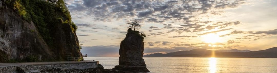 Stanley Park seawall and the North Shore mountains